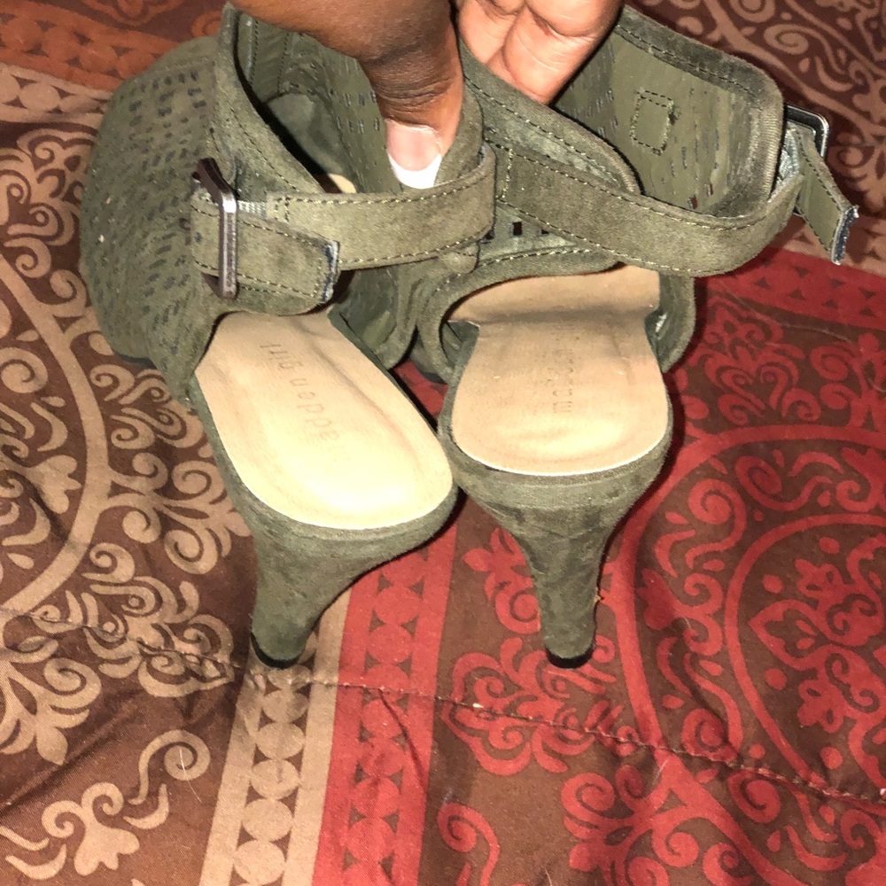 Heels - Picture 2 of 2